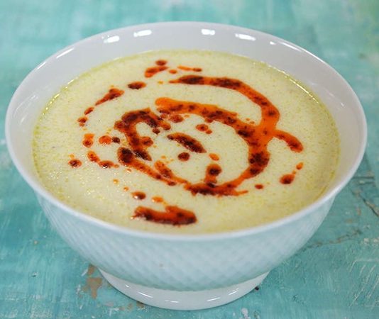 Türkiye’nin geleneksel yemek kültürü denildiğinde akla gelen ilk çorbalardan biri olan düğün çorbası, köklü geçmişi ve yoğun aromasıyla hem ev sofralarında hem de restoran menülerinde yeniden yükselişe geçti. Özellikle et suyunun zengin lezzetiyle harmanlanan çorba, yörelere göre farklılık gösteren yapısıyla kültürel çeşitliliği en iyi temsil eden tatlardan biri olarak dikkat çekiyor. Günümüzde yalnızca düğünlerde değil, günlük yaşamın birçok farklı noktasında tercih edilen bu geleneksel lezzet, kış mevsiminin de en çok tüketilen çorbalarından biri hâline geldi. Konulu bir haber görseli.