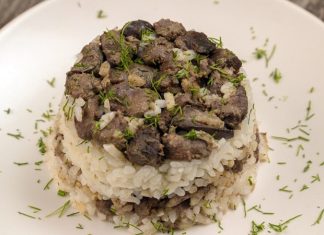 Dünyanın Sofraları Etli Pilavdan İtalyan Makarnalarına Ana Yemeklerin Evrimi Etli Pilav, Türk mutfağının baş tacı olarak, makarna ve hamur işleriyle birlikte dünya gastronomisinin doyuruculuk ve lezzet arayışını temsil eder. Sebzeli Makarna, Kıymalı Makarna, Erişte ve Mantı gibi Türk klasikleri ile İtalyan mutfağının sekiz ikonik yemeği (Makarna Graten, Tagliatelle, Ravioli, Fettucine Alfredo, Fırında Lazanya, Penne Arabiata, Spagetti Bolonez) arasındaki kültürel farklılıklar ve benzerlikler, ana yemek kültürünün zenginliğini ortaya koyar. Bu kapsamlı haberimizde, pirinç ve hamur merkezli bu on bir başyapıtın tarihini, hazırlanışını ve sofralardaki yerini detaylıca inceliyoruz. Konulu bir haber görseli.