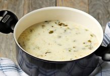 Erzurum ayran çorbası, Anadolu’nun soğuk iklimine uyum sağlamış en besleyici ve en köklü yemeklerinden biri olarak bir kez daha gündemde. Özellikle kış aylarında hem pratik hazırlanması hem de doyurucu yapısıyla dikkat çeken bu geleneksel lezzet, yöre halkının sofra kültüründe önemli bir yer tutmaya devam ediyor. Son yıllarda yerel gastronomiye artan ilgi sayesinde Erzurum ayran çorbası restoran menülerinde daha fazla görünür hale gelirken, evlerde de yeniden daha sık pişirilmeye başladı. Konulu bir haber görseli.