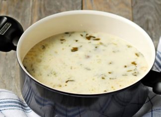 Erzurum Ayran Çorbası Kışın Vazgeçilmezi Oldu Yerel Sofralarda Yeniden Yükselişte Erzurum ayran çorbası, Anadolu’nun soğuk iklimine uyum sağlamış en besleyici ve en köklü yemeklerinden biri olarak bir kez daha gündemde. Özellikle kış aylarında hem pratik hazırlanması hem de doyurucu yapısıyla dikkat çeken bu geleneksel lezzet, yöre halkının sofra kültüründe önemli bir yer tutmaya devam ediyor. Son yıllarda yerel gastronomiye artan ilgi sayesinde Erzurum ayran çorbası restoran menülerinde daha fazla görünür hale gelirken, evlerde de yeniden daha sık pişirilmeye başladı. Konulu bir haber görseli.