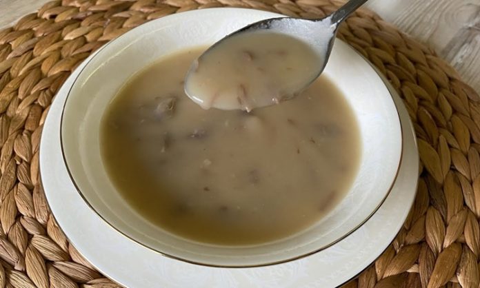 Et Suyu Çorbası Soğuk Mevsimde Yeniden Popülerlik Kazanıyor Kış aylarının etkisini göstermesiyle birlikte Türk mutfağının geleneksel lezzetlerinden biri olan et suyu çorbası, hem evlerde hem restoranlarda yeniden en çok tercih edilen tarifler arasına girdi. Besleyici yapısı, yoğun aroması ve sağlık açısından sunduğu faydalar ile dikkat çeken çorba; özellikle soğuk havalarda bağışıklığı destekleyen önemli yemeklerden biri olarak görülüyor. Uzmanlar, doğal yöntemlerle hazırlanmış et suyu çorbasının vücudu güçlendirdiğini, enerji verdiğini ve sindirim sistemini desteklediğini ifade ediyor. Bu nedenle çorba, hem yetişkinler hem de çocuklar için ideal bir seçenek olarak kabul ediliyor. Konulu bir haber görseli