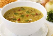 Kış aylarının vazgeçilmez yemekleri arasında yer alan etli sebze çorbası, hem besleyici hem de doyurucu yapısıyla sofraların baş tacı haline geliyor. İçerdiği et, çeşitli sebzeler ve doğal baharatlar sayesinde hem lezzetli hem de dengeli bir öğün sunuyor. Evde kolayca hazırlanabilen bu çorba, özellikle soğuk günlerde hem sıcaklık hem de enerji sağlıyor. Modern mutfaklarda da sıklıkla tercih edilen bu tarif, geleneksel tariflerden farklı olarak çeşitli sebzeler ve et çeşitleriyle zenginleştiriliyor. Konulu bir haber görseli.