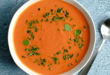 İspanya mutfağının en taze, en ferah ve en kolay hazırlanabilen lezzetlerinden biri olan Gazpacho, son yıllarda hem gastronomi dünyasında hem de sağlıklı beslenme trendlerinde yeniden dikkat çekiyor. Çiğ sebzelerin tazeliğini olduğu gibi koruyan bu soğuk çorba, özellikle yaz aylarında hem serinletici hem de besleyici bir seçenek olarak öne çıkıyor. Türkiye’de de restoran menülerine hızlı bir giriş yapan Gazpacho, düşük kalorili ve vitamin deposu içeriğiyle giderek daha fazla tercih ediliyor. Konulu bir haber görseli.