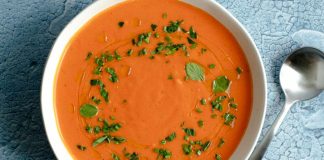 Gazpacho Yaz Sıcaklarının Serin Lezzeti Olarak Yeniden Yükselişte İspanya mutfağının en taze, en ferah ve en kolay hazırlanabilen lezzetlerinden biri olan Gazpacho, son yıllarda hem gastronomi dünyasında hem de sağlıklı beslenme trendlerinde yeniden dikkat çekiyor. Çiğ sebzelerin tazeliğini olduğu gibi koruyan bu soğuk çorba, özellikle yaz aylarında hem serinletici hem de besleyici bir seçenek olarak öne çıkıyor. Türkiye’de de restoran menülerine hızlı bir giriş yapan Gazpacho, düşük kalorili ve vitamin deposu içeriğiyle giderek daha fazla tercih ediliyor. Konulu bir haber görseli.