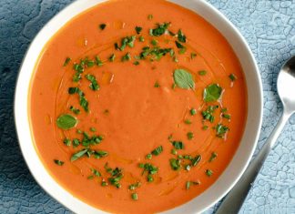 Gazpacho Yaz Sıcaklarının Serin Lezzeti Olarak Yeniden Yükselişte İspanya mutfağının en taze, en ferah ve en kolay hazırlanabilen lezzetlerinden biri olan Gazpacho, son yıllarda hem gastronomi dünyasında hem de sağlıklı beslenme trendlerinde yeniden dikkat çekiyor. Çiğ sebzelerin tazeliğini olduğu gibi koruyan bu soğuk çorba, özellikle yaz aylarında hem serinletici hem de besleyici bir seçenek olarak öne çıkıyor. Türkiye’de de restoran menülerine hızlı bir giriş yapan Gazpacho, düşük kalorili ve vitamin deposu içeriğiyle giderek daha fazla tercih ediliyor. Konulu bir haber görseli.