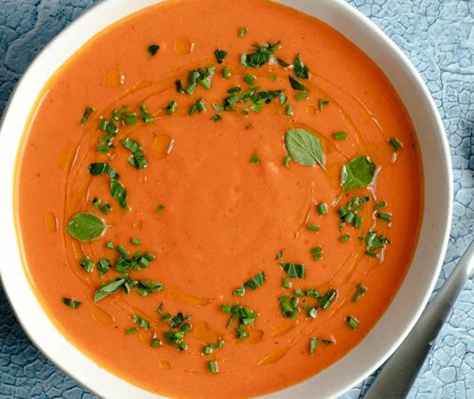 İspanya mutfağının en taze, en ferah ve en kolay hazırlanabilen lezzetlerinden biri olan Gazpacho, son yıllarda hem gastronomi dünyasında hem de sağlıklı beslenme trendlerinde yeniden dikkat çekiyor. Çiğ sebzelerin tazeliğini olduğu gibi koruyan bu soğuk çorba, özellikle yaz aylarında hem serinletici hem de besleyici bir seçenek olarak öne çıkıyor. Türkiye’de de restoran menülerine hızlı bir giriş yapan Gazpacho, düşük kalorili ve vitamin deposu içeriğiyle giderek daha fazla tercih ediliyor. Konulu bir haber görseli.