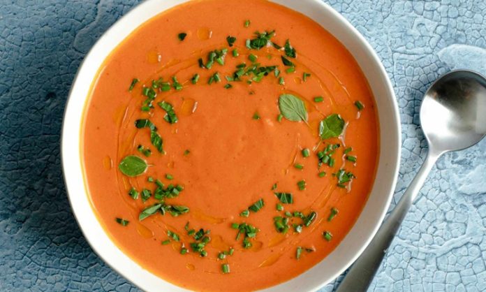 Gazpacho Yaz Sıcaklarının Serin Lezzeti Olarak Yeniden Yükselişte İspanya mutfağının en taze, en ferah ve en kolay hazırlanabilen lezzetlerinden biri olan Gazpacho, son yıllarda hem gastronomi dünyasında hem de sağlıklı beslenme trendlerinde yeniden dikkat çekiyor. Çiğ sebzelerin tazeliğini olduğu gibi koruyan bu soğuk çorba, özellikle yaz aylarında hem serinletici hem de besleyici bir seçenek olarak öne çıkıyor. Türkiye’de de restoran menülerine hızlı bir giriş yapan Gazpacho, düşük kalorili ve vitamin deposu içeriğiyle giderek daha fazla tercih ediliyor. Konulu bir haber görseli.