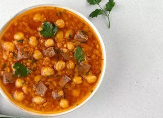 Fas mutfağının en tanınmış çorbalarından biri olan Harira, hem besleyici hem de aromatik yapısıyla dünya genelinde dikkat çekiyor. Domates, mercimek, nohut ve baharatlarla hazırlanan bu çorba, özellikle Ramazan ayında iftar sofralarının vazgeçilmez lezzeti olarak bilinir. Geleneksel tariflerin yanı sıra modern yorumlarla da sunulan Harira, Türkiye’de gastronomi meraklıları arasında popülerlik kazanıyor. Besleyici ve doyurucu yapısı sayesinde Harira, sadece Fas mutfağının değil, global mutfakların da önemli temsilcilerinden biri hâline gelmiştir. Konulu bir haber görseli.