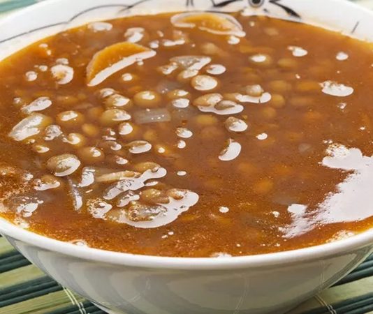 Helle çorbası, Türk mutfağının yöresel çorbaları arasında kendine özgü bir yere sahip, hem besleyici hem de doyurucu bir çorbadır. Özellikle Doğu Anadolu ve İç Anadolu bölgelerinde uzun yıllardır yapılan bu çorba, yöresel malzemelerle hazırlanarak sofralara eşsiz bir tat katıyor. Bulgur, et suyu ve çeşitli baharatlarla hazırlanan helle çorbası, hem günlük öğünlerde hem de özel günlerde sofralarda sıkça tercih ediliyor. Konulu bir haber görseli.