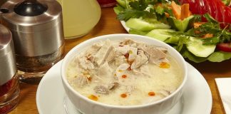 Türk mutfağının en eski ve karakteristik çorbalarından biri olan işkembe çorbası, özellikle soğuk kış günlerinde sofraların vazgeçilmez lezzeti olarak öne çıkıyor. Hem besleyici hem de enerji verici özelliğiyle bilinen bu çorba, tarih boyunca şifa amaçlı tüketilen tarifler arasında yer alıyor. Özellikle kemik ve işkembe etinden elde edilen doğal suyu ile hazırlanan çorba, protein ve vitamin açısından oldukça zengin. Uzmanlar, bağışıklık sistemini güçlendirmek ve vücudu desteklemek isteyenlerin işkembe çorbasını düzenli olarak tüketmesini öneriyor. Konulu bir haber görseli.