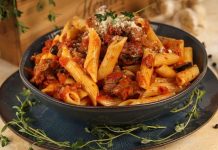 İtalyan mutfağı, dünyanın en sevilen ve en çeşitli mutfak kültürlerinden biridir. Bu zenginliğin merkezinde ise, her biri farklı bir hikaye ve lezzet taşıyan makarna sosları yer alır. Bu haberimizde, Roma’nın ateşli ve basit klasiği Penne Arabiata ile Bolonya’nın zengin ve doyurucu tacını temsil eden Spagetti Bolonez’i karşılaştırıyor ve her iki sosun da derin kültürel ve gastronomik özelliklerini inceliyoruz. Bu iki ikonik yemek, İtalya’nın farklı bölgelerinde nasıl bir mutfak kimliği oluşturduğunun mükemmel bir örneğidir. Konulu bir haber görseli.