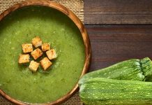 Soğuk havaların etkisini artırmasıyla birlikte vatandaşların mutfak tercihleri yeniden şekillenmeye başladı. Son haftalarda özellikle hafif, sağlıklı ve ekonomik tarifler öne çıkarken, kabak çorbası bu seçenekler arasında en çok ilgi görenlerden biri oldu. Diyetisyenler, su oranı yüksek sebzelerden yapılan çorbaların vücudu rahatlattığını, sindirimi kolaylaştırdığını ve bağışıklığı desteklediğini belirtiyor. Bu nedenle besleyici kabak çorbası son dönemde hem evlerde hem de restoran menülerinde daha fazla yer almaya başladı. Konulu bir haber görseli.