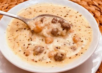 Kırklareli Köfteli Çorba Yöresel Lezzetlerin Vazgeçilmezi Kırklareli köfteli çorba, Trakya mutfağının özgün lezzetlerinden biridir ve yöresel çorba çeşitleri arasında özel bir yere sahiptir. Küçük köfteler ve sebzelerle hazırlanan bu çorba, hem doyurucu hem de besleyici yapısıyla öne çıkar. Özellikle kış aylarında sofralarda sıkça tercih edilen Kırklareli köfteli çorba, geleneksel tarifleriyle nesiller boyu hazırlanarak kültürel bir miras niteliği taşır. Konulu bir haber görseli.