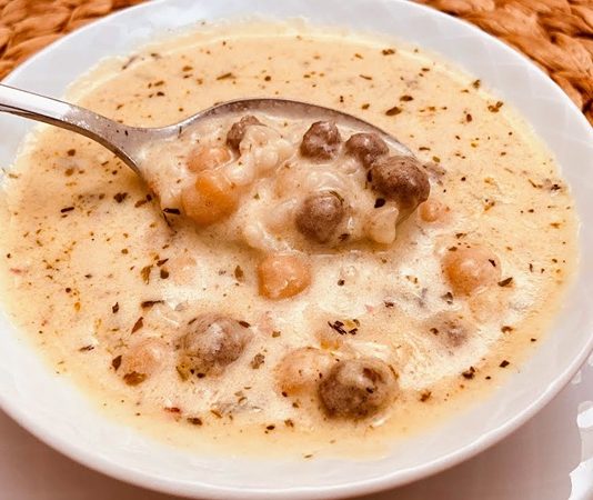 Kırklareli köfteli çorba, Trakya mutfağının özgün lezzetlerinden biridir ve yöresel çorba çeşitleri arasında özel bir yere sahiptir. Küçük köfteler ve sebzelerle hazırlanan bu çorba, hem doyurucu hem de besleyici yapısıyla öne çıkar. Özellikle kış aylarında sofralarda sıkça tercih edilen Kırklareli köfteli çorba, geleneksel tarifleriyle nesiller boyu hazırlanarak kültürel bir miras niteliği taşır. Konulu bir haber görseli.