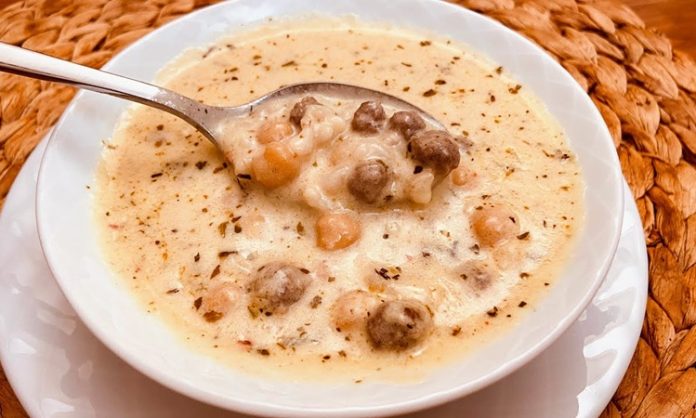 Kırklareli köfteli çorba, Trakya mutfağının özgün lezzetlerinden biridir ve yöresel çorba çeşitleri arasında özel bir yere sahiptir. Küçük köfteler ve sebzelerle hazırlanan bu çorba, hem doyurucu hem de besleyici yapısıyla öne çıkar. Özellikle kış aylarında sofralarda sıkça tercih edilen Kırklareli köfteli çorba, geleneksel tarifleriyle nesiller boyu hazırlanarak kültürel bir miras niteliği taşır. Konulu bir haber görseli.