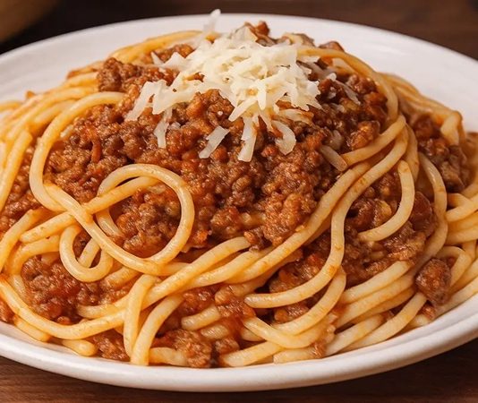 Kıymalı Lezzetlerin Evrensel Yolculuğu Türk Mutfağından İtalyan Makarnalarına Kıymalı Makarna, Erişte ve Mantı gibi Türk mutfağının geleneksel lezzetleri ile İtalyan gastronomisinin yedi büyük ikonu (Makarna Graten, Tagliatelle, Ravioli, Fettucine Alfredo, Fırında Lazanya, Penne Arabiata, Spagetti Bolonez) arasındaki kültürel benzerlikler ve farklılıklar, hamur işlerinin dünya çapındaki evrimini gösterir. Bu kapsamlı haberimizde, kıyma kullanımının merkezde olduğu bu dokuz başyapıtın tarihini, hazırlanışını ve sofralardaki yerini inceliyoruz. Bu yemekler, Anadolu’dan İtalya’ya uzanan mutfak mirasının ve lezzet çeşitliliğinin mükemmel bir kanıtıdır. Konulu bir haber görseli.