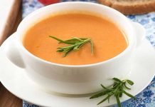 Türk mutfak kültürünün en köklü parçalarından biri olan çorbalar, hem günlük sofralarda hem de özel günlerde yerini her zaman koruyor. Anadolu’nun dört bir yanında yüzyıllardır pişirilen bu lezzetler, yalnızca karın doyurmakla kalmıyor; aynı zamanda kültürün, geleneğin ve aile sıcaklığının da simgesi hâline geliyor. Özellikle kış aylarının yaklaşmasıyla birlikte klasik çorbalara olan ilgi yeniden artarken, restoranlardan ev mutfaklarına kadar geniş bir alanda bu geleneksel tatlar daha sık görülmeye başlandı. Bugün Türkiye’nin en bilinen çorbalarının geçmişi, malzemesi ve sofralardaki yeri üzerine yapılan haberimiz, klasik tatların neden asla unutulmadığını yeniden gözler önüne seriyor. Konulu bir haber görseli.