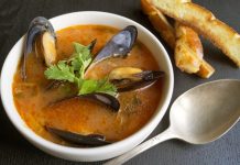 Deniz ürünleri severler için özel bir seçenek olan midye çorbası, hem hafif hem de besleyici yapısıyla sofralarda öne çıkıyor. Taze midye, aromatik baharatlar ve çeşitli sebzelerle birleştiğinde hem lezzet hem de sağlık açısından zengin bir öğün sunuyor. Özellikle akşam yemeklerinde veya özel davetlerde başlangıç olarak tercih edilen bu çorba, denizden gelen doğal tatları sofralara taşıyor. Konulu bir haber görseli.