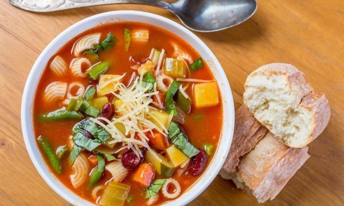 İtalyan mutfağının en bilinen ve en renkli çorbalarından biri olan Minestrone, hem ev sofralarının hem de restoran menülerinin vazgeçilmezlerinden biri hâline gelmiştir. Taze sebzeler, mevsimlik malzemeler ve zengin aromasıyla öne çıkan bu çorba, İtalya’nın kültürel mirasını ve mutfak çeşitliliğini temsil eder. Minestrone, sadece lezzet açısından değil, sağlıklı ve besleyici yapısıyla da dünya genelinde gastronomi meraklılarının ilgisini çekmektedir. Hem hafif hem de doyurucu bir seçenek olması, bu çorbayı her yaş grubundan insan için cazip kılmaktadır. Konulu bir haber görseli.