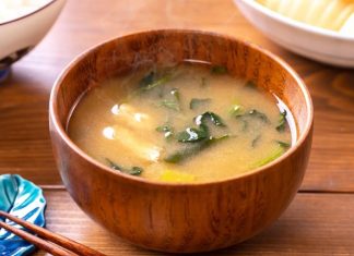 Miso Çorbasının Sırrı Ve Sağlık Üzerindeki Etkileri Miso, Japon mutfağının vazgeçilmez lezzetlerinden biridir ve son yıllarda dünya genelinde sağlıklı beslenme trendleri arasında önemli bir yer kazanmıştır. Miso, fermente edilmiş soya fasulyesi ve tuzdan elde edilen geleneksel bir Japon gıdasıdır. Sade görünmesine rağmen, içerdiği zengin besin değerleri sayesinde hem lezzet hem de sağlık açısından büyük faydalar sunar. Japon kültüründe günlük beslenmenin ayrılmaz bir parçası olan miso, çorba, sos ve hatta bazı tatlı tariflerinde bile kullanılmaktadır. Konulu bir haber görseli.