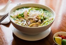 Vietnam mutfağının dünya çapında tanınan ve en çok sevilen yemeklerinden biri olan Pho, hem sokak yemekleri kültürünün hem de gurme restoranların vazgeçilmezlerinden biri hâline gelmiştir. Hafif ama bir o kadar da aromatik yapısıyla öne çıkan bu çorba, özellikle et suyu bazlı tarifleri ve taze baharatlarıyla farklı damak zevklerine hitap eder. Pho, sadece bir çorba değil, aynı zamanda Vietnam’ın tarihini, kültürel dokusunu ve mutfak geleneğini sofralara taşıyan önemli bir gastronomik mirastır. Konulu bir haber görseli.