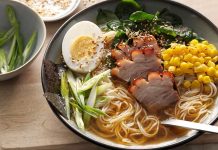 Japon mutfağının ikonik yemeklerinden biri olan Ramen, son yıllarda dünya genelinde hem restoran menülerinde hem de ev yapımı tariflerde yükselen bir popülerliğe sahip. Özellikle sıcak, besleyici ve aromatik yapısıyla bilinen Ramen Çorbası, farklı malzeme kombinasyonlarıyla her damak zevkine hitap ediyor. Türkiye’de de gastronomi meraklıları arasında ilgi gören bu çorba, hem geleneksel tarifleri hem de modern yorumlarıyla dikkat çekiyor. Japonya’dan çıkan bu lezzet, global mutfaklarda artık sadece bir çorba değil, kültürel bir deneyim olarak değerlendiriliyor. Konulu bir haber görseli.