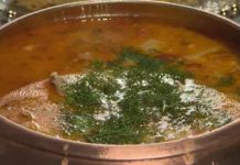 Şalgamlı çorba, Türk mutfağında özellikle yöresel lezzetleri sevenlerin favorileri arasında yer alıyor. Hem sağlıklı hem de farklı aromasıyla öne çıkan bu çorba, özellikle Ege ve Güneydoğu bölgelerinde geleneksel olarak hazırlanıyor. Şalgam suyunun verdiği hafif ekşi tat, çorbaya hem ferahlatıcı bir özellik katıyor hem de sofralarda eşsiz bir lezzet oluşturuyor. Şalgamlı çorba, hem ev yemeklerinde hem de restoran menülerinde giderek daha fazla tercih edilen bir çorba türü haline geldi. Konulu bir haber görseli.