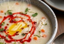 Saray çorbası, Osmanlı mutfağının zenginliğini yansıtan en seçkin çorbalardan biridir. Hem görsellik hem de lezzet açısından öne çıkan bu çorba, tarih boyunca saray sofralarında sıkça tercih edilmiştir. Günümüzde de hem özel günlerde hem de geleneksel yemeklerde hazırlanarak sofralara taşınmaktadır. Saray çorbası, besleyici ve doyurucu yapısıyla özellikle kış aylarında tercih edilen bir başlangıç olarak öne çıkar. Konulu bir haber görseli.