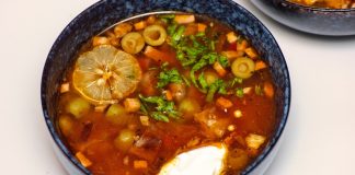 Solyanka, Doğu Avrupa’nın köklü mutfak kültürünü yansıtan, aroması yoğun, baharatı dengeli ve malzemeleri çeşitlilik gösteren özel bir çorbadır. Tarihi Rusya, Ukrayna ve Belarus gibi ülkelerin geleneksel sofralarına kadar uzanan bu yemek, yıllar içinde farklı şekillerde yorumlanmış ve her bölgede kendine özgü bir tat kazanmıştır. Günümüzde dünya gastronomisinde yeniden yükselen ilgi sayesinde solyanka, yalnızca bir çorba olmanın ötesine geçerek kültürel bir temsil niteliği taşımaya başlamıştır. Özellikle güçlü ekşi-aromalı yapısı ve doyurucu özelliği, onu diğer çorbalardan ayıran temel faktörler arasında yer alır. Konulu bir haber görseli.