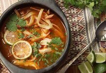 Meksika mutfağının en köklü ve en özel tariflerinden biri olan Sopa de Lima, son yıllarda dünya gastronomisinde yeniden büyük bir ilgi görmeye başladı. Yucatán Yarımadası’ndan doğan bu geleneksel çorba, hem aromatik yapısı hem de ferahlatıcı tadıyla farklı kültürlerdeki şeflerin menülerine hızla dahil ediliyor. Özellikle son dönemlerde Latin Amerika mutfağına yönelik artan merak, bu eşsiz çorbanın da popülerliğini önemli ölçüde artırmış durumda. İçindeki taze malzemeler, bölgenin kendine has kokuları ve karakteristik ekşi dokunuş, Sopa de Limayı gastronomik açıdan özel bir yere taşıyor. Konulu bir haber görseli.