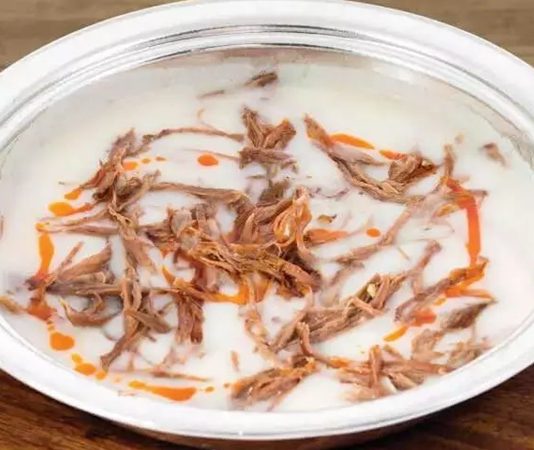 Tandır çorbası, Anadolu’nun geleneksel mutfak kültüründe derin köklere sahip olan özel bir yemek olarak öne çıkıyor. Yörelere göre farklılık gösterebilen bu çorba, özellikle etin uzun saatler boyunca tandırda pişirilmesiyle elde edilen yoğun aromasıyla biliniyor. Son yıllarda gastronomi dünyasında yeniden popülerlik kazanan bu lezzet, hem restoranlarda hem de ev sofralarında sıkça tercih edilmeye başladı. Konulu bir haber görseli.