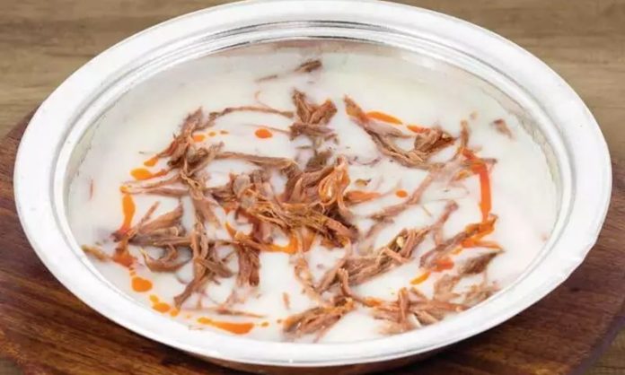 Tandır çorbası, Anadolu’nun geleneksel mutfak kültüründe derin köklere sahip olan özel bir yemek olarak öne çıkıyor. Yörelere göre farklılık gösterebilen bu çorba, özellikle etin uzun saatler boyunca tandırda pişirilmesiyle elde edilen yoğun aromasıyla biliniyor. Son yıllarda gastronomi dünyasında yeniden popülerlik kazanan bu lezzet, hem restoranlarda hem de ev sofralarında sıkça tercih edilmeye başladı. Konulu bir haber görseli.