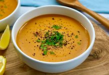 Türkiye’de hemen her evde, her lokantada ve neredeyse her günün menüsünde yerini alan mercimek çorbası, son dönemde hem restoranların hem de ev mutfaklarının en çok tercih edilen klasiklerinden biri olarak yeniden gündemde. Hem ekonomik oluşu hem de besleyici değeri sayesinde halk tarafından “günün çorbası” olarak görülmeye devam eden mercimek çorbası, günümüzde modern dokunuşlarla çeşitleniyor ve sofralarda güçlü bir geri dönüş yaşıyor. Uzmanlara göre bu yükselişin temelinde, tüketici alışkanlıklarının sade, doğal ve pratik yiyeceklere yönelmesi bulunuyor. Özellikle kış aylarının yaklaşmasıyla birlikte sıcak ve doyurucu çorbalara talep artarken, mercimek çorbası bu talebi en iyi karşılayan tariflerden biri olarak öne çıkıyor. Konulu bir haber görseli.