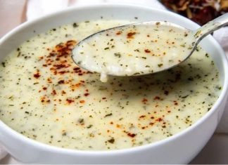 Yayla Çorbasının Tarihsel Yolculuğu Yayla çorbasının kökeni, Anadolu’daki göçebe kültürlere ve özellikle hayvancılıkla geçinen topluluklara dayanıyor. Yoğurdun ana malzeme olması, çorbanın tarih boyunca kolay ulaşılabilir temel gıdalardan biri olduğunu gösteriyor. Eski Türk topluluklarında süt ürünlerinin yeri çok güçlü olduğu için, bu çorbanın ortaya çıkışı da oldukça doğal bir süreç olarak değerlendiriliyor. Tarihsel kaynaklarda yaylalarda yaşayan toplulukların uzun yolculuklar ve zorlu hava koşulları sırasında hem doyurucu hem de bağışıklık güçlendirici bir çorbaya ihtiyaç duyduğu belirtiliyor. İşte bu ihtiyacın karşılığı olarak Yayla çorbası yüzyıllar boyunca varlığını sürdürmüş durumda. Konulu bir haber görseli.