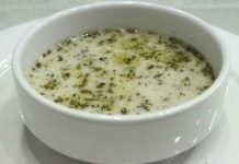 Türk mutfağının vazgeçilmez çorbalarından biri olan yoğurt çorbası, hem yaz hem de kış sofralarında kendine özel bir yer edinmiş durumda. Yoğurt, un ve bazen pirinç ya da buğday kullanılarak hazırlanan bu çorba, hem besleyici hem de ferahlatıcı özelliğiyle dikkat çekiyor. Özellikle sindirimi kolaylaştırması ve vücuda enerji vermesi nedeniyle birçok aile tarafından tercih ediliyor. Yoğurt çorbası, yıllardır Türk mutfağında nesilden nesile aktarılan bir lezzet olarak kültürel bir miras niteliği taşıyor. Konulu bir haber görseli.