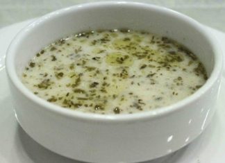 Yoğurt Çorbası: Sofraların Ferahlatan ve Besleyici Lezzeti Türk mutfağının vazgeçilmez çorbalarından biri olan yoğurt çorbası, hem yaz hem de kış sofralarında kendine özel bir yer edinmiş durumda. Yoğurt, un ve bazen pirinç ya da buğday kullanılarak hazırlanan bu çorba, hem besleyici hem de ferahlatıcı özelliğiyle dikkat çekiyor. Özellikle sindirimi kolaylaştırması ve vücuda enerji vermesi nedeniyle birçok aile tarafından tercih ediliyor. Yoğurt çorbası, yıllardır Türk mutfağında nesilden nesile aktarılan bir lezzet olarak kültürel bir miras niteliği taşıyor. Konulu bir haber görseli.