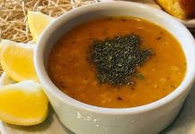 Türkiye mutfağı, farklı yörelerin kendine özgü tatlarıyla öne çıkan yöresel Türk çorbalarıyla adeta bir lezzet hazinesi sunuyor. Özellikle kış aylarında sofraların baş tacı olan bu çorbalar hem besleyici hem de doyurucu özellikleriyle dikkat çekiyor. Geleneksel tarifler, yüzyıllardır kuşaktan kuşağa aktarılırken, modern restoranlarda ve ev mutfaklarında yeniden yorumlanıyor. Yöresel Türk çorbaları, hem sağlık hem de lezzet açısından sofraların vazgeçilmezleri arasında yer alıyor. Konulu bir haber görseli.