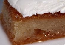 Türkiye’nin tatlı kültüründe özel bir yere sahip olan Afyon kaymaklı ekmek kadayıfı, geleneksel üretim yöntemleri ve yöreye özgü kaymağıyla hem yerli hem de yabancı gurmelerin ilgisini üzerine çekmeye devam ediyor. Afyonkarahisar’ın köklü gastronomi mirası içinde parlayan bu tatlı, özellikle bayram sofralarının, özel davetlerin ve restoran menülerinin vazgeçilmez lezzetleri arasında gösteriliyor. Yoğun şerbeti, tam ayarında pişmiş dokusu ve üzerine eklenen meşhur Afyon kaymağıyla birleştiğinde ortaya çıkan bu eşsiz uyum, tatlı severlerin hafızasında unutulmaz bir iz bırakıyor. Konulu bir haber görseli.