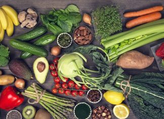 Alkalin Diyeti Doğal Beslenme Arayışında Giderek Daha Fazla İlgi Görüyor Alkalin Diyeti, son yıllarda sağlıklı yaşam ve doğal beslenme trendleriyle birlikte sıkça gündeme gelen beslenme yaklaşımlarından biri olarak öne çıkıyor. Vücudun asit-baz dengesini korumayı hedefleyen bu diyet modeli, yalnızca kilo kontrolüyle değil, genel sağlık algısıyla ilişkilendiriliyor. Özellikle işlenmiş gıdaların yoğun tüketildiği modern beslenme düzenine bir alternatif sunması, Alkalin Diyetine olan ilgiyi artırıyor. Konulu bir haber görseli.