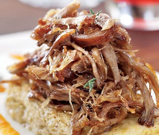 Anadolu’nun binlerce yıllık mutfak mirası içinde önemli bir yere sahip olan Tandır Kültürü, yalnızca bir pişirme yöntemi değil, aynı zamanda güçlü bir toplumsal hafızayı temsil eder. Toprakla, ateşle ve emekle kurulan bu ilişki, yemeğin yalnızca fiziksel bir ihtiyaç olmadığını; paylaşım, sabır ve gelenekle şekillenen bir kültür olduğunu gösterir. Günümüzde modern mutfak teknolojileri yaygınlaşsa da Tandır Kültürü, birçok bölgede hâlâ canlılığını korur. Konulu bir haber görseli.