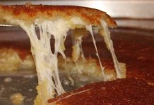 Antakya Künefesi Türkiye’nin En Çok Merak Edilen Tatlılarından Biri Olmayı Sürdürüyor Antakya künefesi, Türkiye’nin gastronomik mirasının en güçlü temsilcilerinden biri olarak hem yerli hem de yabancı ziyaretçilerin ilgisini çekmeye devam ediyor. Kadayıfın nar gibi kızarması, içindeki peyniri uzayan eşsiz yapısı ve şerbetle kurduğu kusursuz denge sayesinde bu tatlı uzun yıllardır Antakya’nın simgesi olarak kabul ediliyor. Coğrafi işaretli bir değer olan Antakya künefesi, bölgenin kültürel dokusuyla bütünleşmiş, kendine özgü malzemeleri ve hazırlama biçimiyle Anadolu mutfağının en seçkin örneklerinden biri olmaya devam ediyor. Konulu bir haber görseli.