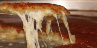 Antakya künefesi, Türkiye’nin gastronomik mirasının en güçlü temsilcilerinden biri olarak hem yerli hem de yabancı ziyaretçilerin ilgisini çekmeye devam ediyor. Kadayıfın nar gibi kızarması, içindeki peyniri uzayan eşsiz yapısı ve şerbetle kurduğu kusursuz denge sayesinde bu tatlı uzun yıllardır Antakya’nın simgesi olarak kabul ediliyor. Coğrafi işaretli bir değer olan Antakya künefesi, bölgenin kültürel dokusuyla bütünleşmiş, kendine özgü malzemeleri ve hazırlama biçimiyle Anadolu mutfağının en seçkin örneklerinden biri olmaya devam ediyor. Konulu bir haber görseli.