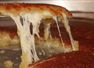 Antakya Künefesi Türkiye’nin En Çok Merak Edilen Tatlılarından Biri Olmayı Sürdürüyor Antakya künefesi, Türkiye’nin gastronomik mirasının en güçlü temsilcilerinden biri olarak hem yerli hem de yabancı ziyaretçilerin ilgisini çekmeye devam ediyor. Kadayıfın nar gibi kızarması, içindeki peyniri uzayan eşsiz yapısı ve şerbetle kurduğu kusursuz denge sayesinde bu tatlı uzun yıllardır Antakya’nın simgesi olarak kabul ediliyor. Coğrafi işaretli bir değer olan Antakya künefesi, bölgenin kültürel dokusuyla bütünleşmiş, kendine özgü malzemeleri ve hazırlama biçimiyle Anadolu mutfağının en seçkin örneklerinden biri olmaya devam ediyor. Konulu bir haber görseli.
