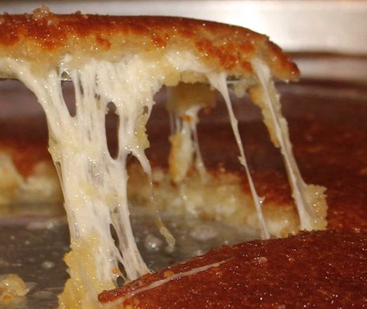 Antakya künefesi, Türkiye’nin gastronomik mirasının en güçlü temsilcilerinden biri olarak hem yerli hem de yabancı ziyaretçilerin ilgisini çekmeye devam ediyor. Kadayıfın nar gibi kızarması, içindeki peyniri uzayan eşsiz yapısı ve şerbetle kurduğu kusursuz denge sayesinde bu tatlı uzun yıllardır Antakya’nın simgesi olarak kabul ediliyor. Coğrafi işaretli bir değer olan Antakya künefesi, bölgenin kültürel dokusuyla bütünleşmiş, kendine özgü malzemeleri ve hazırlama biçimiyle Anadolu mutfağının en seçkin örneklerinden biri olmaya devam ediyor. Konulu bir haber görseli.