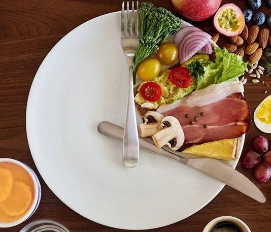 Aralıklı Oruç Sağlıklı Yaşam Arayışında Güçlü Bir Beslenme Modeli Olarak Öne Çıkıyor Aralıklı Oruç, son yıllarda beslenme ve sağlıklı yaşam dünyasında giderek daha fazla konuşulan bir yaklaşım haline geldi. Klasik diyet anlayışlarının aksine, ne yenildiğinden çok ne zaman yenildiğine odaklanan bu yöntem, kilo kontrolünden metabolik dengeye kadar pek çok alanda etkileriyle dikkat çekiyor. Modern yaşamın hızına uyum sağlayabilen esnek yapısı sayesinde Aralıklı Oruç, farklı yaş gruplarından bireyler tarafından ilgiyle takip ediliyor. Konulu bir haber görseli.
