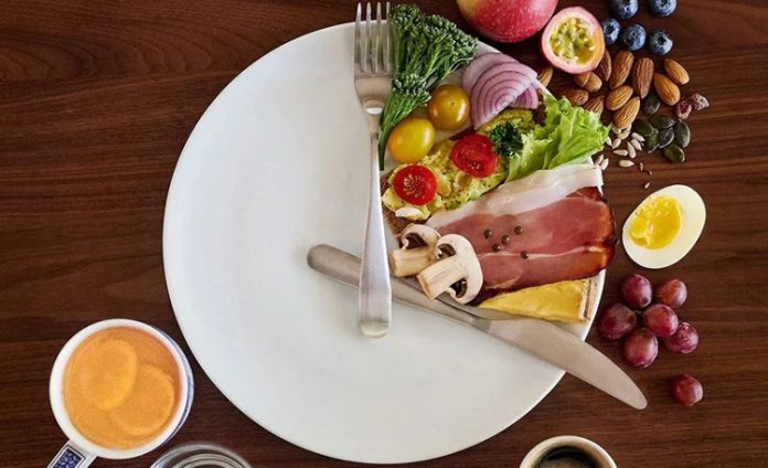 Aralıklı Oruç, son yıllarda beslenme ve sağlıklı yaşam dünyasında giderek daha fazla konuşulan bir yaklaşım haline geldi. Klasik diyet anlayışlarının aksine, ne yenildiğinden çok ne zaman yenildiğine odaklanan bu yöntem, kilo kontrolünden metabolik dengeye kadar pek çok alanda etkileriyle dikkat çekiyor. Modern yaşamın hızına uyum sağlayabilen esnek yapısı sayesinde Aralıklı Oruç, farklı yaş gruplarından bireyler tarafından ilgiyle takip ediliyor. Konulu bir haber görseli.