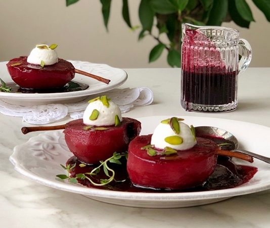 Türk mutfağının meyve temelli tatlıları arasında özel bir yere sahip olan armut tatlısı, son dönemde hafif ve doğal lezzet arayışının artmasıyla birlikte yeniden gündeme geliyor. Şerbetli tatlılara kıyasla daha dengeli bir tat sunan bu geleneksel tarif, özellikle mevsiminde kullanılan armutlarla hazırlandığında ferah bir tatlı alternatifi olarak öne çıkıyor. Doğal aroması, yumuşak dokusu ve sade sunumuyla armut tatlısı, hem ev sofralarında hem de yerel mutfaklarda kendine yeniden yer buluyor. Konulu bir haber görseli.