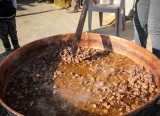 Ateşin Etrafında Birleşen Lezzet Kazanda Pişirme Kültürü Anadolu mutfağının köklü pişirme yöntemlerinden biri olan Kazanda Pişirme, sadece bir yemek tekniği değil, aynı zamanda toplumsal hafızanın ve paylaşım kültürünün önemli bir parçasıdır. Büyük hacimli yemeklerin ağır ağır pişirildiği bu yöntem, özellikle kalabalık sofralar, özel günler ve toplu organizasyonlarla özdeşleşmiştir. Kazan, yemeğin bereketini ve birlik duygusunu temsil ederken, pişirme süreci de sabrın ve emeğin simgesi olarak görülür. Konulu bir haber görseli.