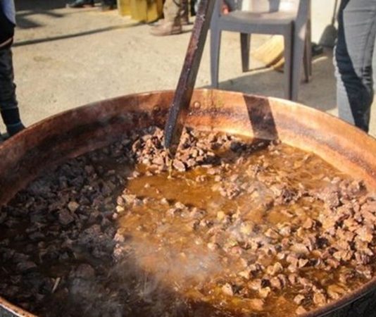 Ateşin Etrafında Birleşen Lezzet Kazanda Pişirme Kültürü Anadolu mutfağının köklü pişirme yöntemlerinden biri olan Kazanda Pişirme, sadece bir yemek tekniği değil, aynı zamanda toplumsal hafızanın ve paylaşım kültürünün önemli bir parçasıdır. Büyük hacimli yemeklerin ağır ağır pişirildiği bu yöntem, özellikle kalabalık sofralar, özel günler ve toplu organizasyonlarla özdeşleşmiştir. Kazan, yemeğin bereketini ve birlik duygusunu temsil ederken, pişirme süreci de sabrın ve emeğin simgesi olarak görülür. Konulu bir haber görseli.