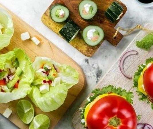 Atkins Diyeti Düşük Karbonhidrat Yaklaşımıyla Yeniden İlgi Odağı Oluyor Atkins Diyeti, uzun yıllardır beslenme dünyasında tartışılan ve özellikle düşük karbonhidrat temelli yapısıyla bilinen bir beslenme modeli olarak yeniden gündeme geliyor. Kilo kontrolü, metabolik denge ve enerji yönetimi gibi konuların ön plana çıkmasıyla birlikte bu diyet modeli, klasik kalori kısıtlı diyetlerden farklı bir alternatif sunuyor. Atkins Diyeti, ne yendiğinden çok vücudun hangi yakıtı kullandığına odaklanan yaklaşımıyla dikkat çekiyor. Konulu bir haber görseli.